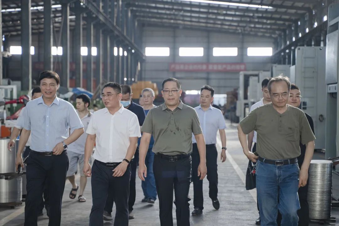 衡東縣縣委副書記、縣長對朝陽集團(tuán)自動化生產(chǎn)線進(jìn)行視察